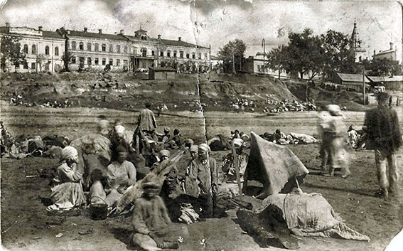 Голодающие татары-беженцы из Хвалынского района на берегу Волги у Саратова, 1921-1922 гг.jpg