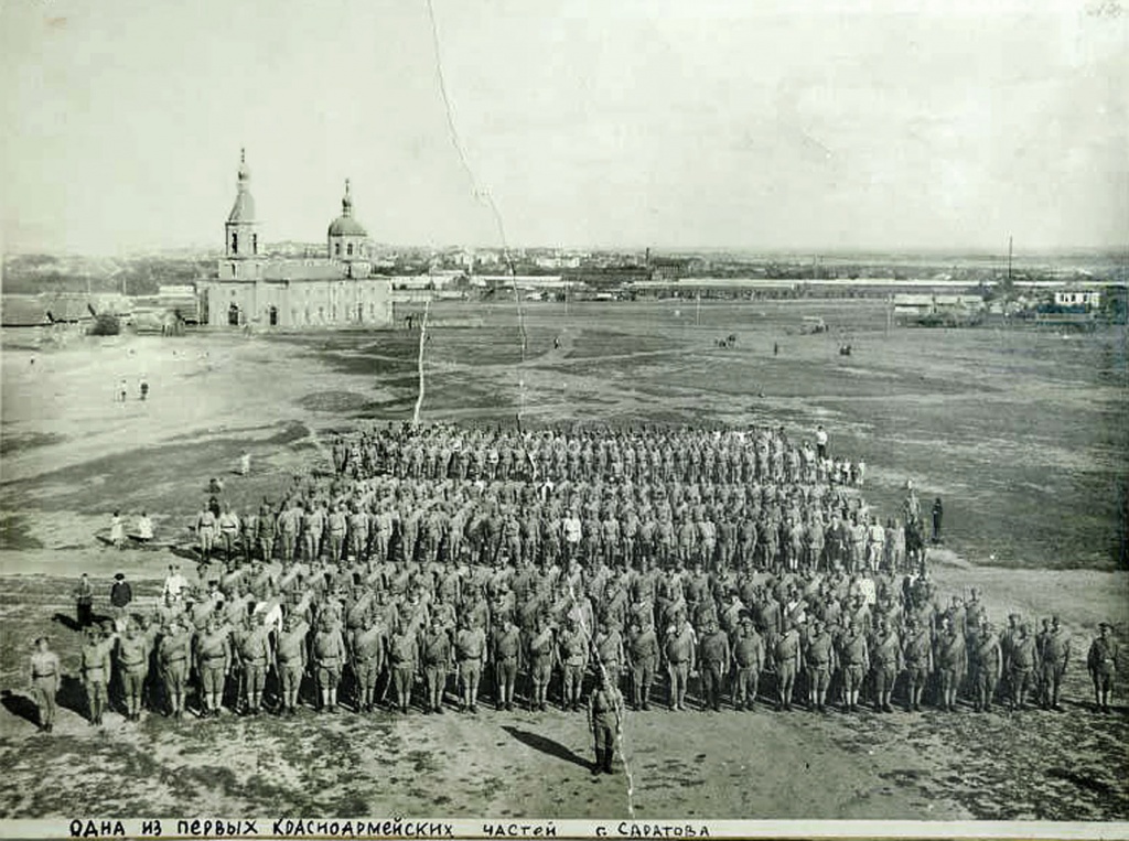 Саратовский резервный полк перед отправлением против деникинских банд, 1919 г. (недалеко от нынешних корпусов СГТУ).jpg