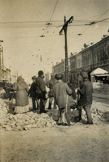 Уборка снега с трамвайных путей у Верхнего базара, 1922-1923.jpg
