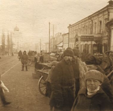 Толпа перед пекарней на Александровской (ныне ул. Горького). Ноябрь или декабрь 1921.jpg