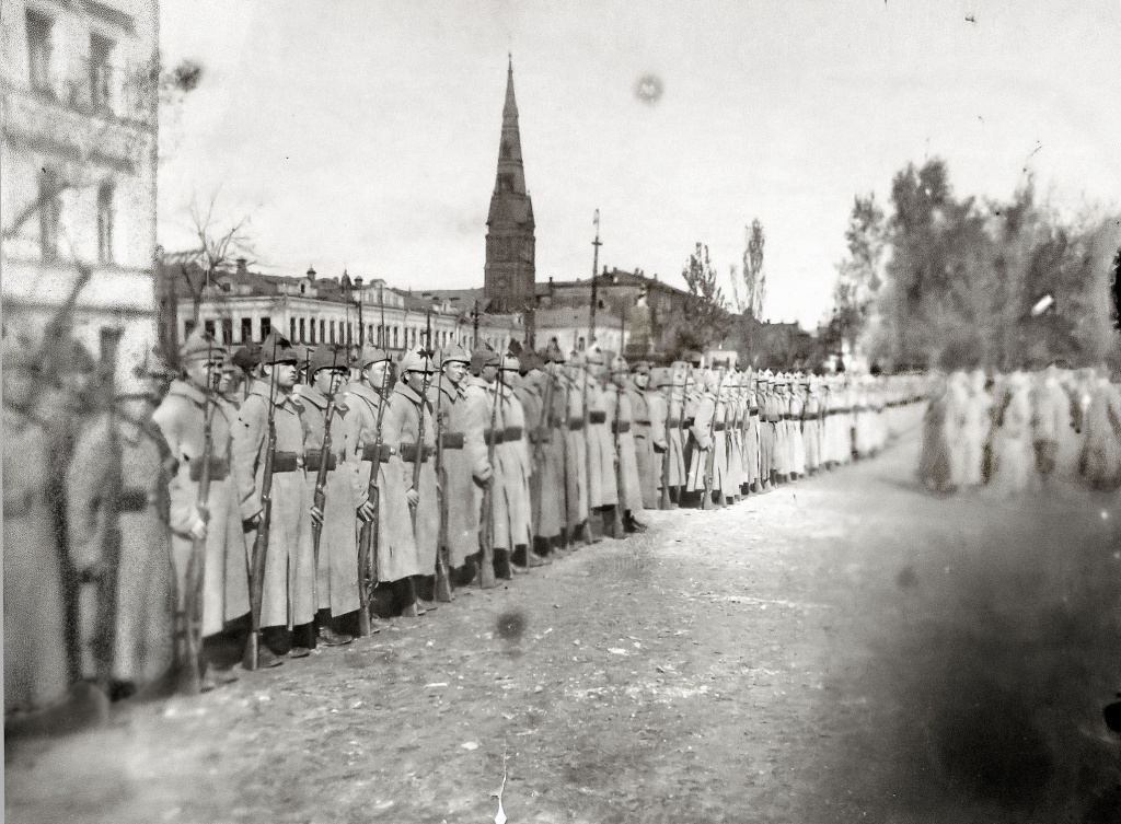 Красноармейцы на Коммунарной площади, 1920.jpg