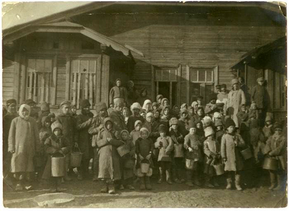 Очередь за обедом перед столовой в Бежгородке, 1921-1922.jpg